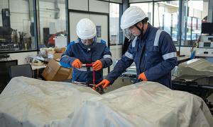 Technicien de maintenance de batteries de véhicules électriques