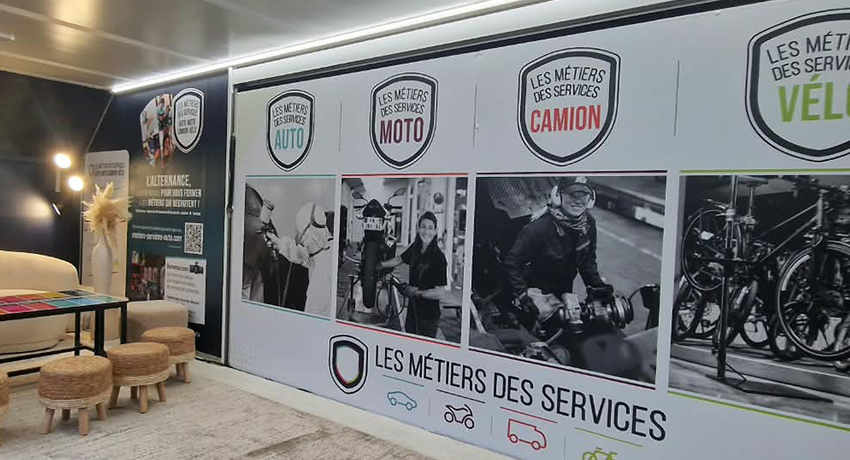 Camion itinérant des métiers des services de l'automobile