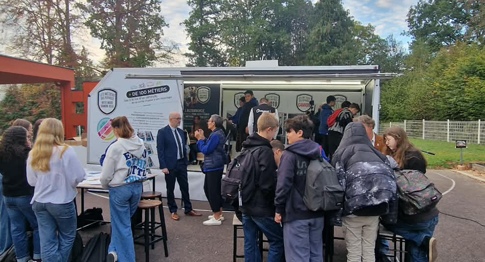 Camion itinérant des métiers des services de l'automobile